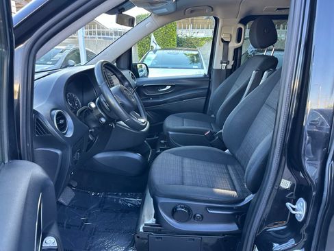 Used 2018 Mercedes-Benz Metris Passenger image 2