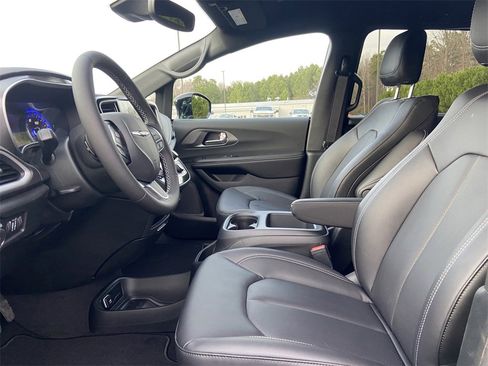 New 2026 Chrysler Pacifica Select image 13