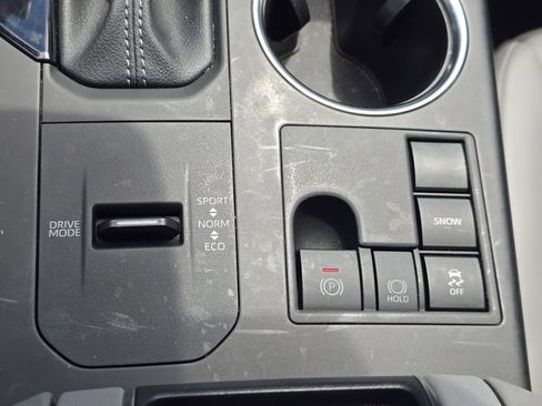 Used 2023 Toyota Highlander XLE FWD image 23