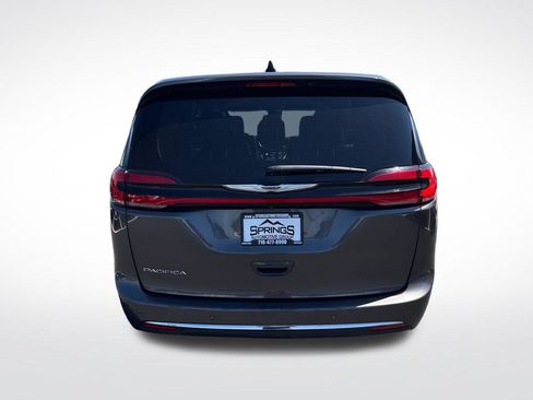 Used 2023 Chrysler Pacifica Touring-L FWD image 4