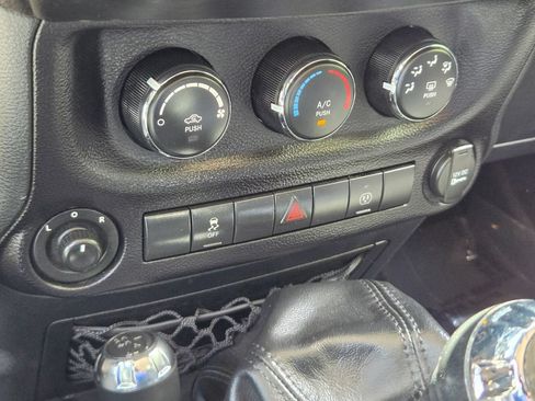 Used 2016 Jeep Wrangler Unlimited Sahara w/ Connectivity Group AWD/4WD image 19