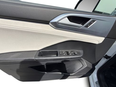 Used 2025 Volkswagen Taos SE w/ Panoramic Sunroof Package FWD image 12