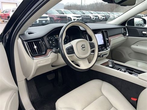 Used 2022 Volvo S60 B5 Momentum w/ Premium Package image 10