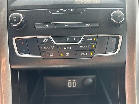 Used 2020 Ford Fusion SE image 26