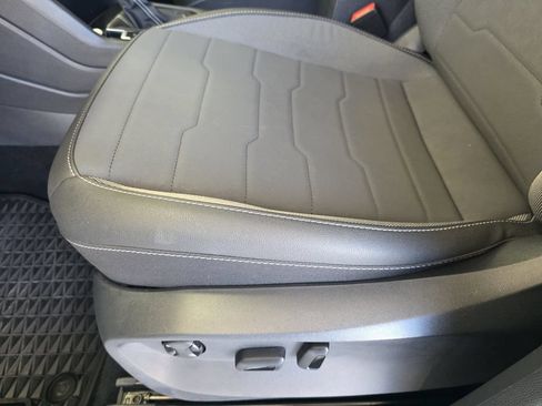Used 2025 Volkswagen Taos SE FWD image 21
