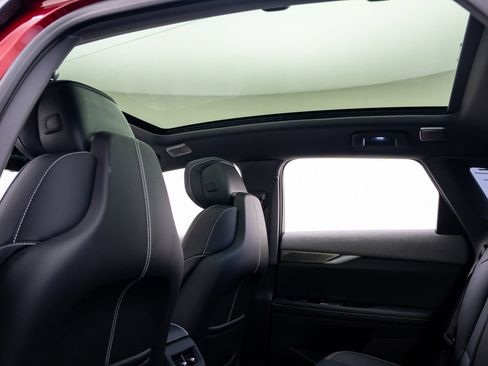 Certified 2025 Cadillac Optiq Sport 2 w/ LPO, Floor Liner Package AWD/4WD image 21