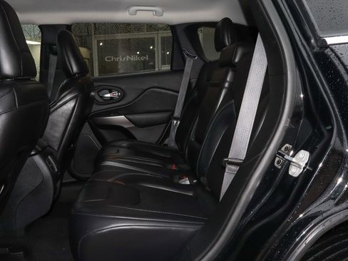 Used 2019 Jeep Cherokee Latitude Plus w/ Cold Weather Group FWD image 8