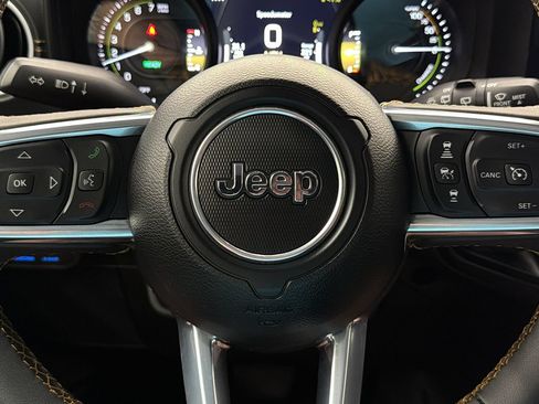 Used 2024 Jeep Wrangler Unlimited Sahara AWD/4WD image 28