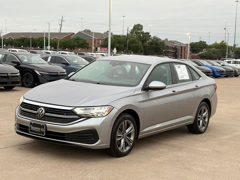 Used 2024 Volkswagen Jetta SE FWD image 4