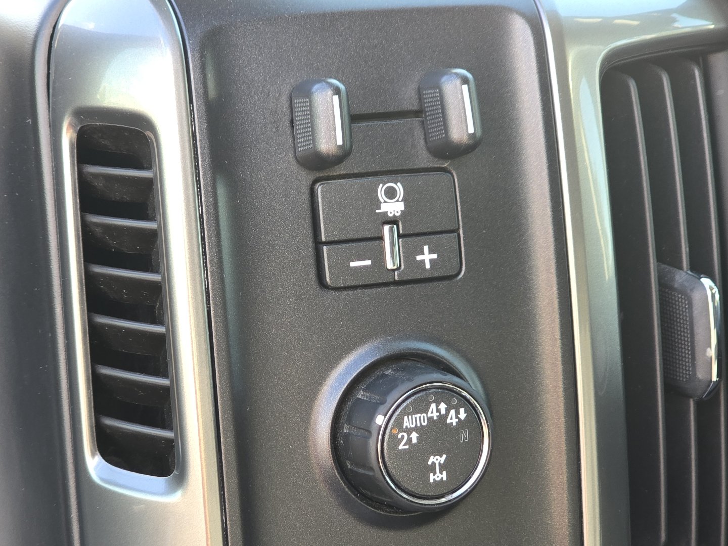Certified 2018 Chevrolet Silverado 1500 LT w/ All Star Edition AWD/4WD image 11