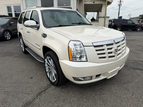 Used 2013 Cadillac Escalade Luxury AWD/4WD image 5
