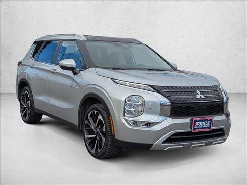 Used 2023 Mitsubishi Outlander SE image 3