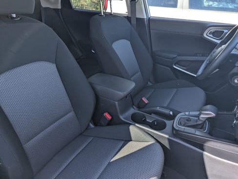 Certified 2025 Kia Soul LX image 8