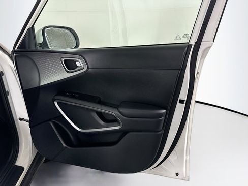Used 2025 Kia Soul LX w/ LX Technology Package image 30