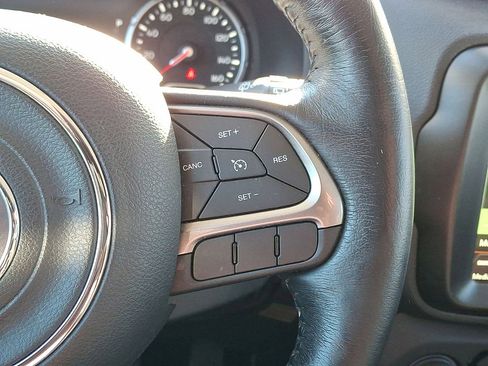 Certified 2022 Jeep Renegade Latitude w/ Convenience Group image 18