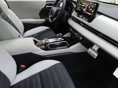 New 2025 Mitsubishi Outlander SE image 25