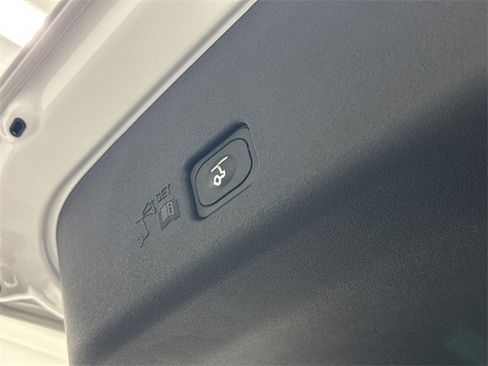 Used 2024 Lincoln Nautilus Premier w/ Jet Appearance Package image 8