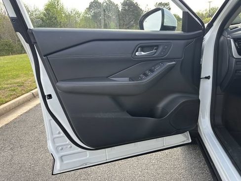 Certified 2025 Nissan Rogue SL w/ Tech Package FWD image 12