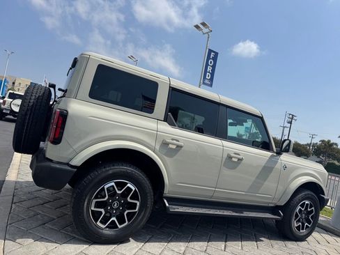 Used 2025 Ford Bronco Outer Banks AWD/4WD image 2