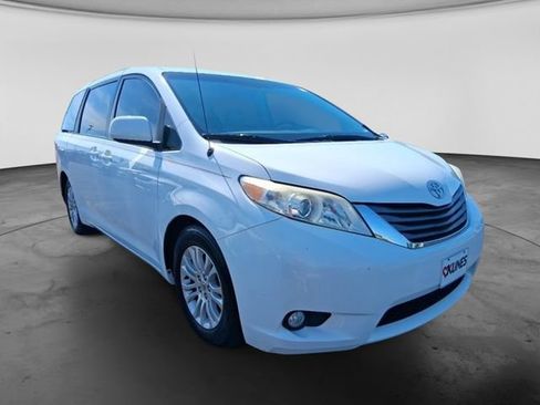 Used 2012 Toyota Sienna XLE w/ Entertainment Pkg FWD image 4