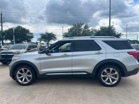 Used 2020 Ford Explorer Platinum w/ Premium Technology Package AWD/4WD image 2