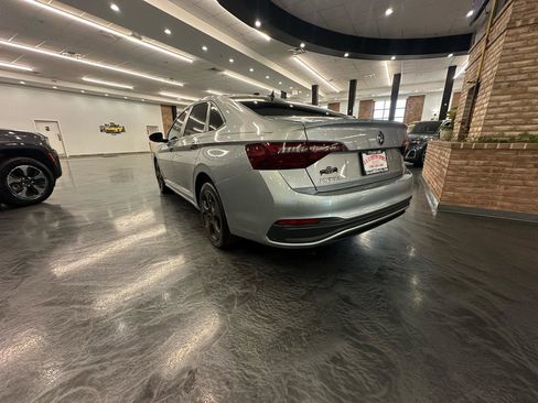 Used 2024 Volkswagen Jetta SE w/ Panoramic Sunroof Package FWD image 7