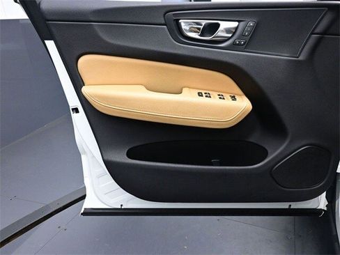 Used 2018 Volvo XC60 T5 Momentum w/ Vision Package image 20