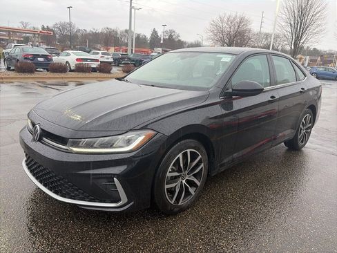 Used 2025 Volkswagen Jetta SE image 4