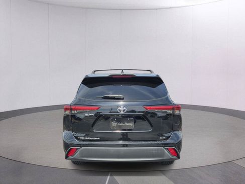 Used 2021 Toyota Highlander XLE FWD image 6