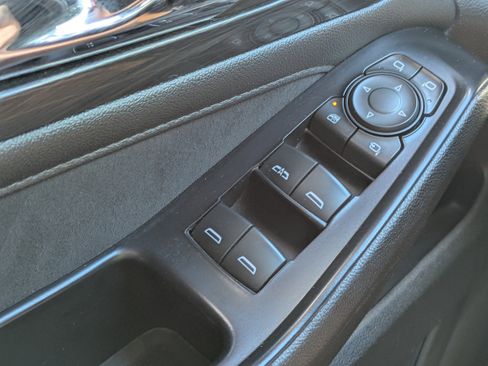 Used 2023 Chevrolet Traverse High Country image 24