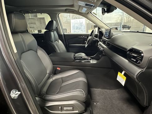 New 2025 Honda Pilot Touring image 13