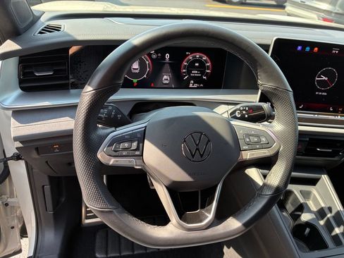 Used 2025 Volkswagen Tiguan SE R-Line AWD/4WD image 16