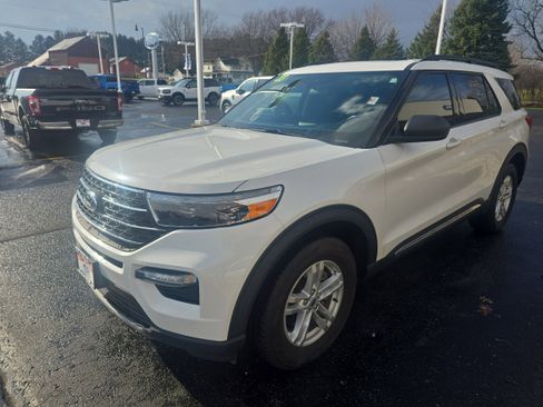 Used 2023 Ford Explorer XLT w/ Equipment Group 202A image 4