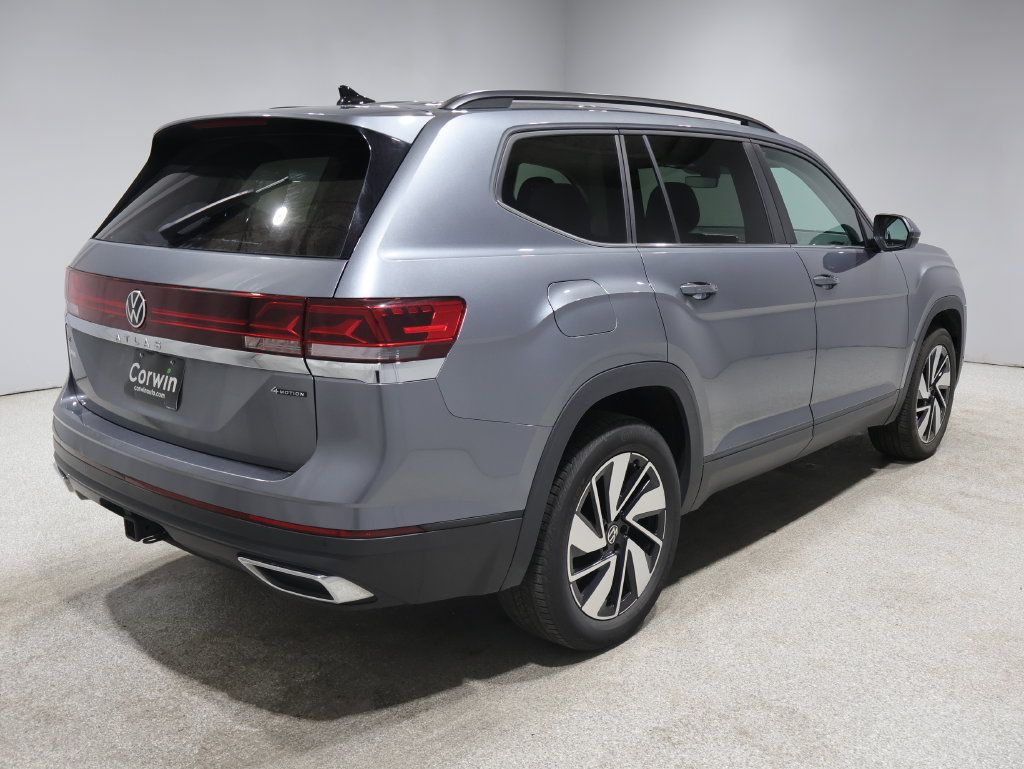 Used 2025 Volkswagen Atlas SE AWD/4WD image 2