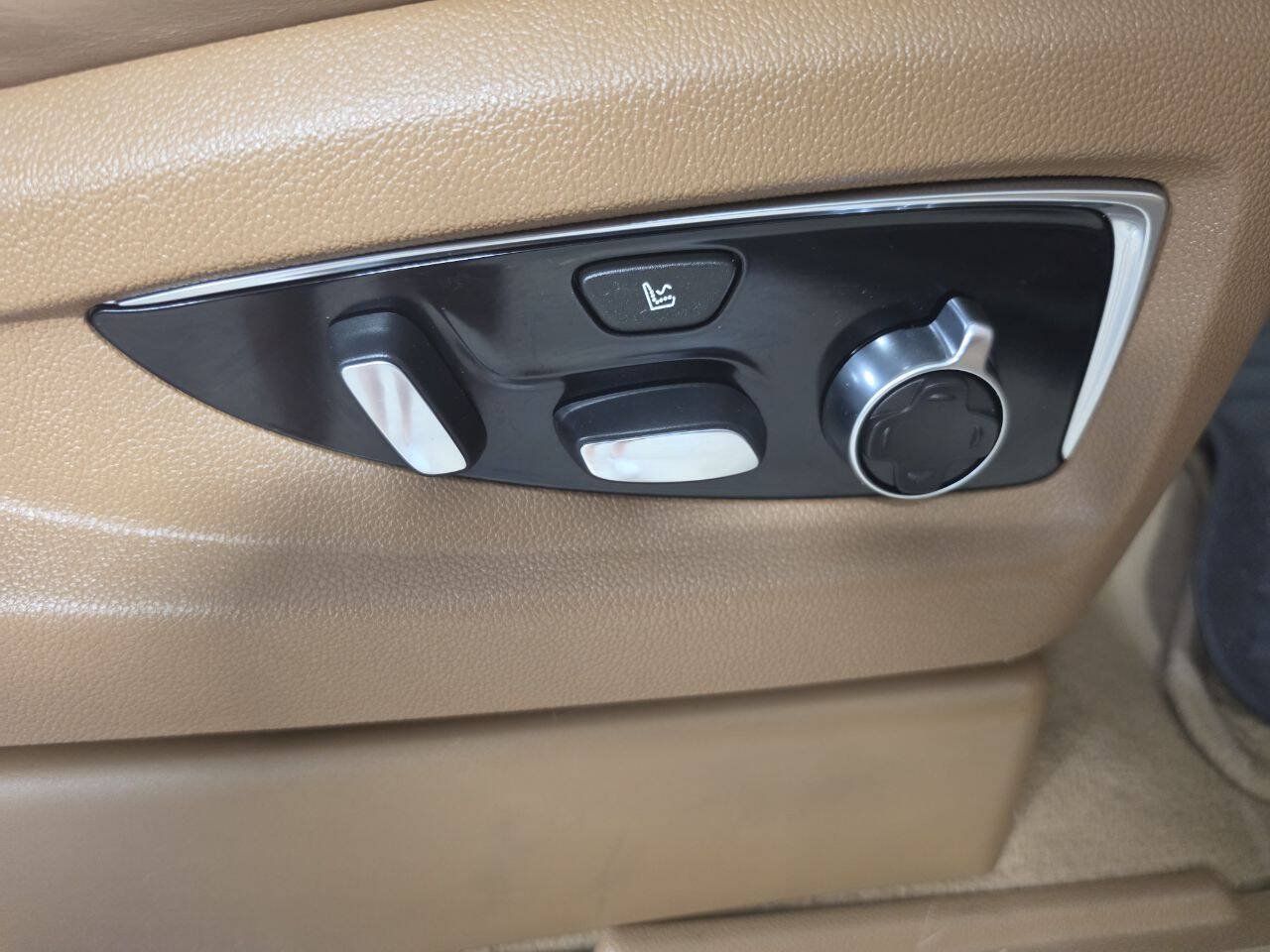Used 2017 Cadillac Escalade Platinum AWD/4WD image 16