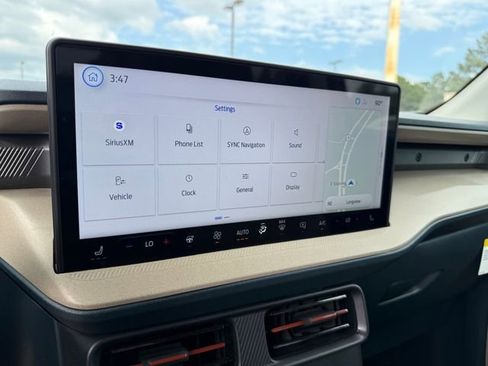 Used 2025 Ford Maverick Lariat w/ 4K Tow Package image 12