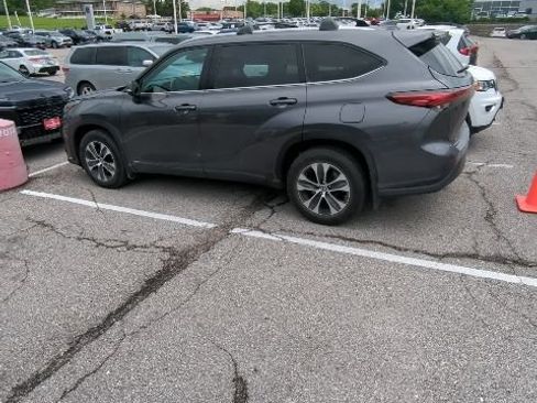 Used 2022 Toyota Highlander XLE AWD/4WD image 2