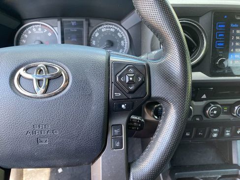 Used 2018 Toyota Tacoma TRD Off-Road w/ Technology Package image 17