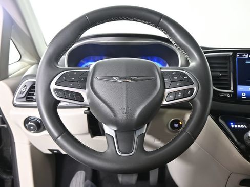 Used 2022 Chrysler Pacifica Touring-L FWD image 34
