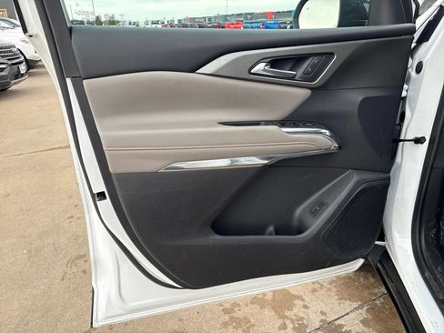 Used 2025 Chevrolet Traverse LT image 13