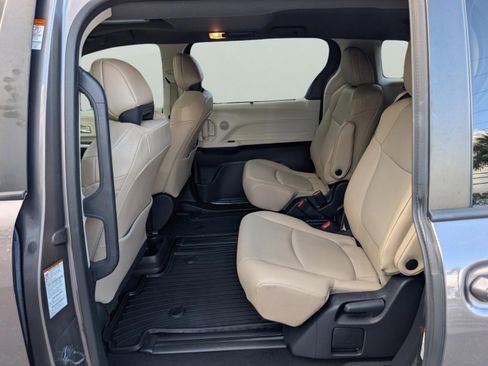 Used 2023 Toyota Sienna XLE image 34
