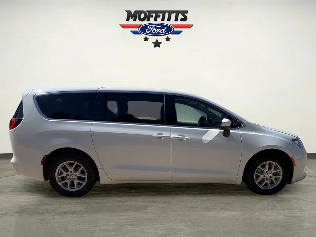 Used 2023 Chrysler Voyager LX FWD image 6