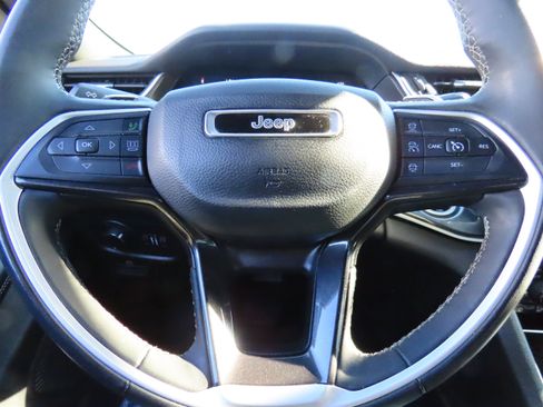 Used 2023 Jeep Grand Cherokee L Laredo image 32