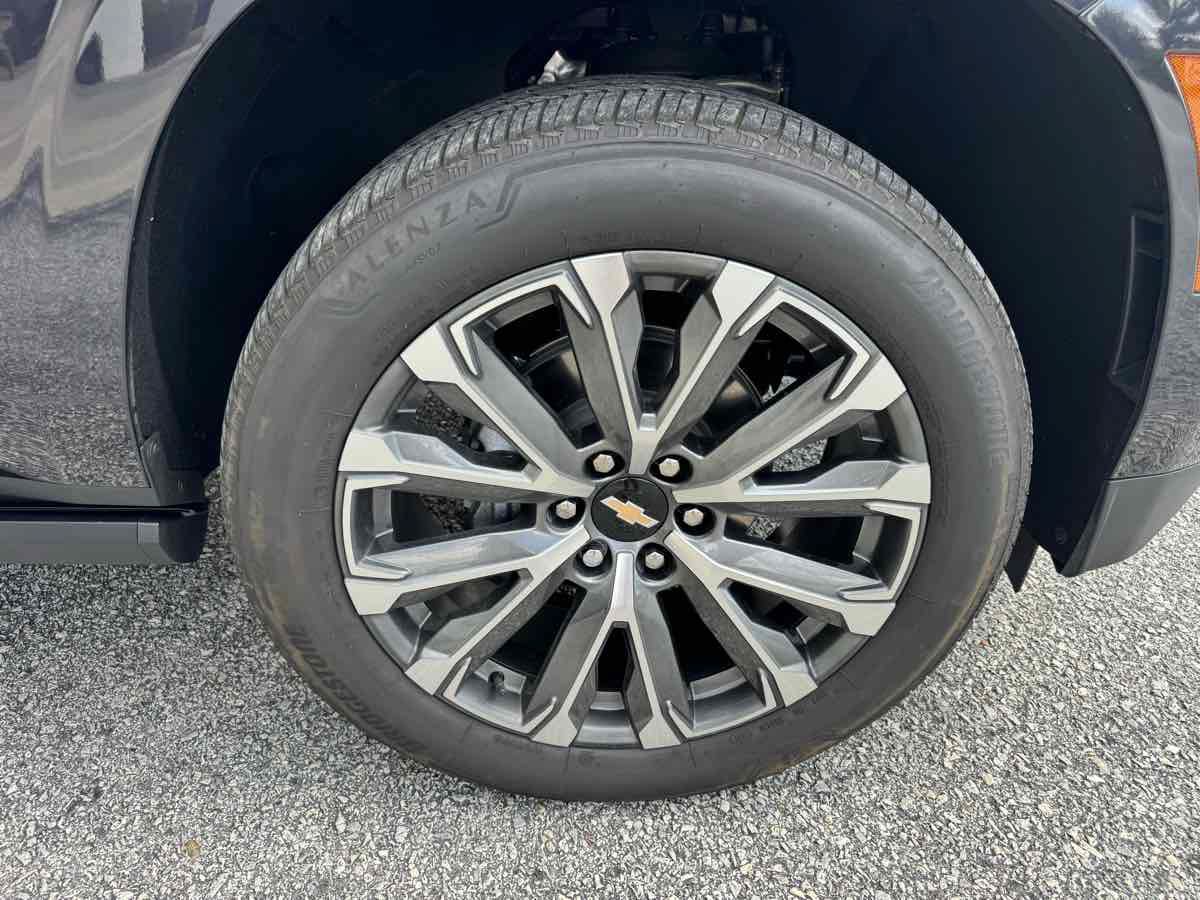 Used 2026 Chevrolet Suburban High Country RWD image 37