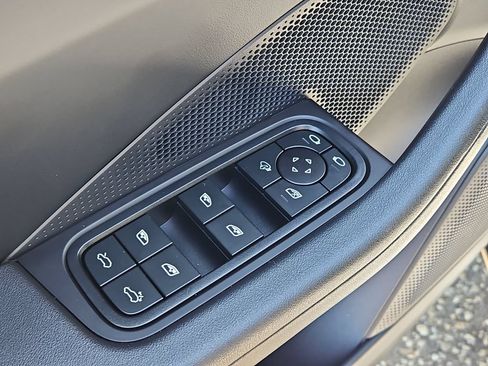 Certified 2025 Porsche Macan 4 Electric AWD/4WD image 32