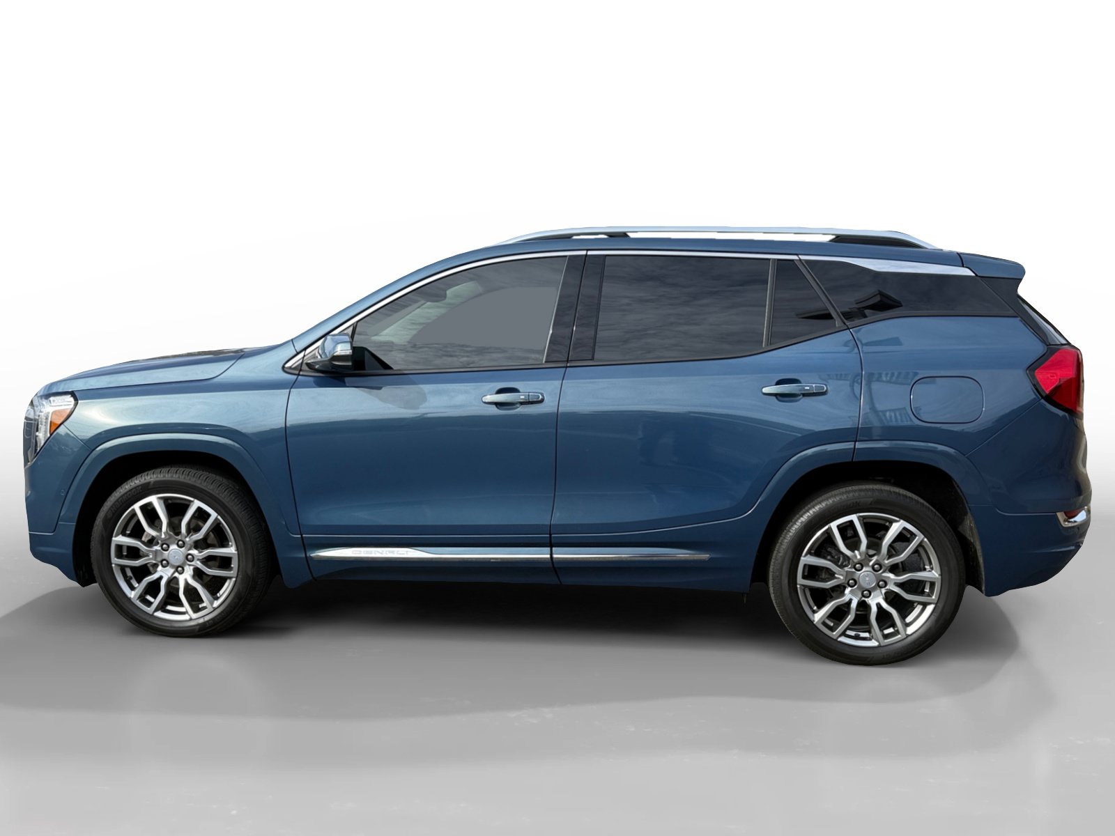 Used 2024 GMC Terrain Denali w/ Denali Premium Package AWD/4WD image 2