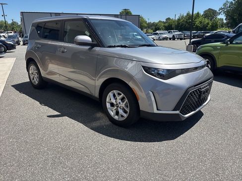 Used 2025 Kia Soul LX w/ LX Technology Package FWD image 9