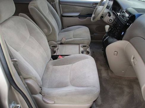 Used 2005 Toyota Sienna LE w/ LE Pkg 1 FWD image 10