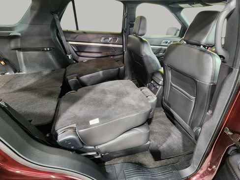 Used 2018 Ford Explorer XLT w/ Equipment Group 202A AWD/4WD image 38