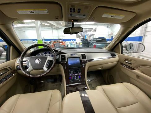 Used 2011 Cadillac Escalade Premium image 28